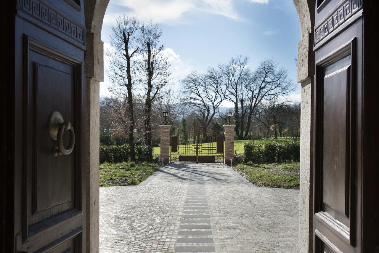 La Tenuta Di Trimalcione Pofi Luaran gambar